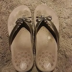Vionic gold thong sandals